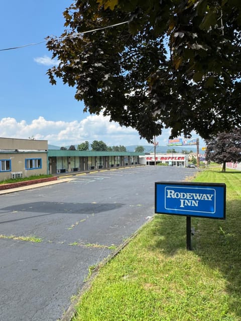 Rodeway Inn Dunmore Hotel in Scranton