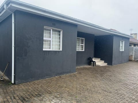 Oakdale-Bellville Backpackers Hostel in Cape Town