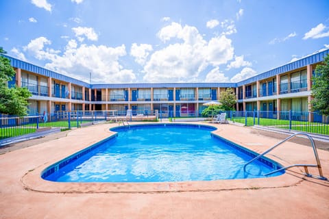 Swimming pool [outdoor]