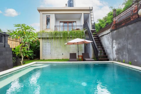 Swimming pool [outdoor]