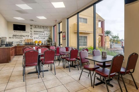 Econo Lodge Inn & Suites Maingate Central Hotel in Kissimmee