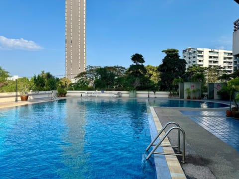 Swimming pool [outdoor]