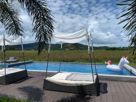 Swimming pool [outdoor]