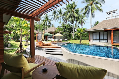 Swimming pool [outdoor]