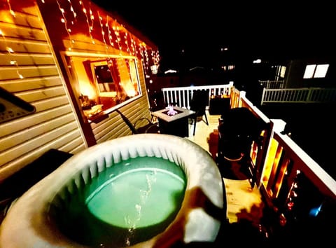Cozy Newquay Lodge with Private Hot Tub, Fir Pit Table and 3 bedrooms, Sleeps 9 Lodge in Newquay