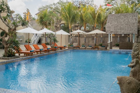 Swimming pool [outdoor]