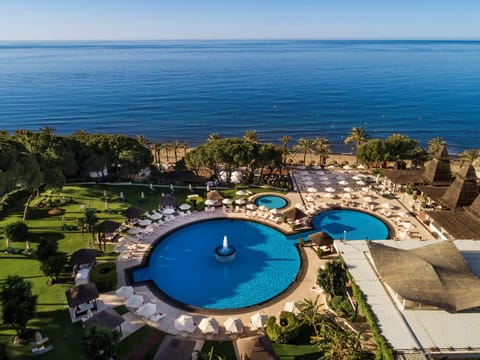 Swimming pool [outdoor]