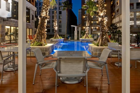 Swimming pool [outdoor]