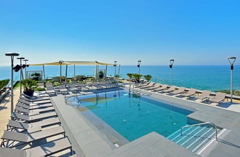 Swimming pool [outdoor]