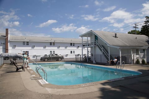 Swimming pool [outdoor]