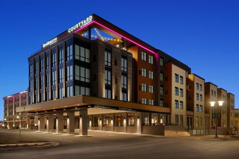 Courtyard by Marriott Milwaukee Brookfield at Poplar Creek Hotel in Brookfield