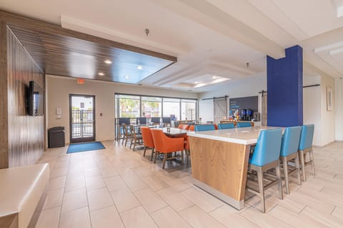 Holiday Inn Express & Suites College Station Hotel in College Station