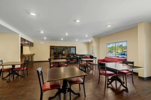 Red Roof Inn & Suites Albany, GA Hotel in Albany