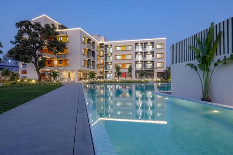 Swimming pool [outdoor]