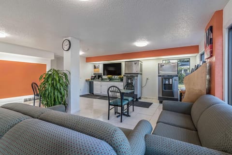 Shared lounge/TV area