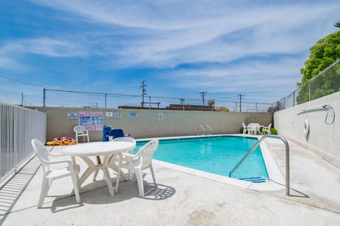 Swimming pool [outdoor]