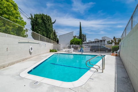 Swimming pool [outdoor]