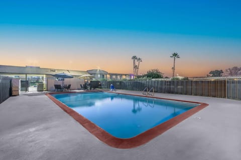 Studio 6  Suites Madera, CA - Yosemite Hotel in Madera