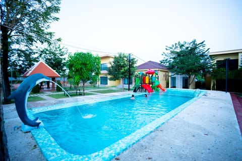Swimming pool [outdoor]
