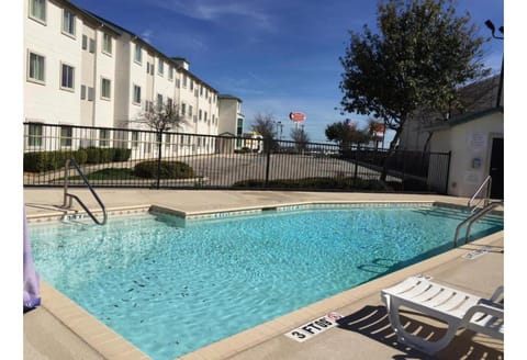 Swimming pool [outdoor]