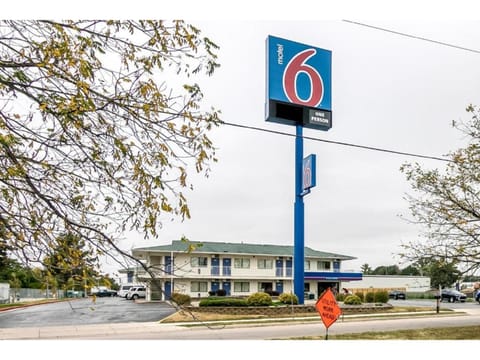 Motel 6 Janesville, WI Hotel in Janesville