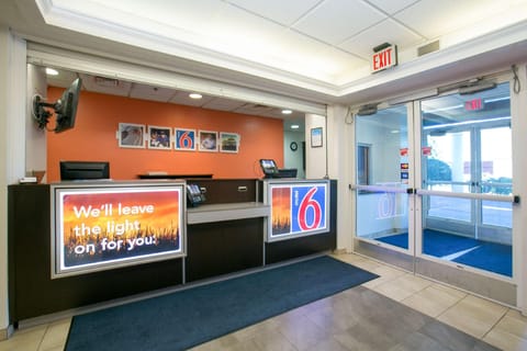 Motel 6 Brooklyn Center, MN - Minneapolis Hotel in Brooklyn Center