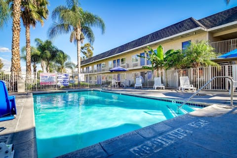 Swimming pool [outdoor]