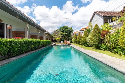 Urbanview Asung 2 Guesthouse near Canggu Resort in North Kuta