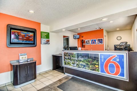 Motel 6 Stockton, CA - Charter Way West Hotel in Stockton