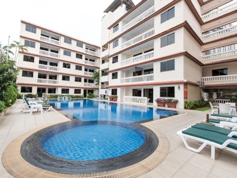 Swimming pool [outdoor]