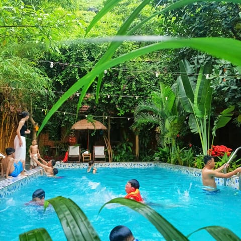 Swimming pool [outdoor]