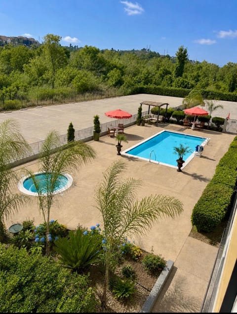 Swimming pool [outdoor]