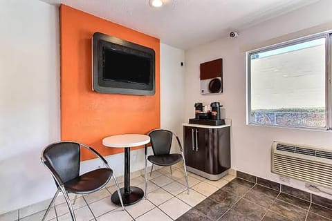 Super 8 by Wyndham Santa Clara Hotel in Santa Clara