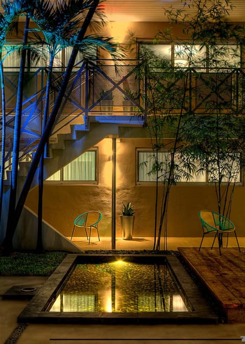 1818 Meridian House Hotel in Flamingo Lummus