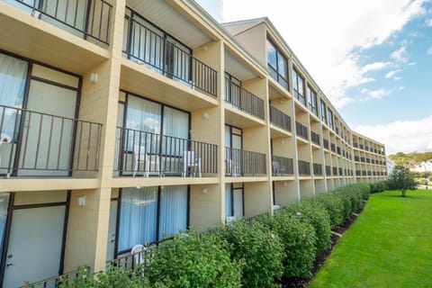 Breakers Hotel & Suites Hotel in Rehoboth Beach