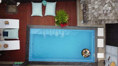 Swimming pool [outdoor]