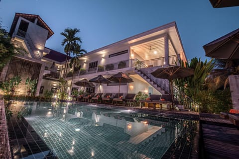 Swimming pool [outdoor]