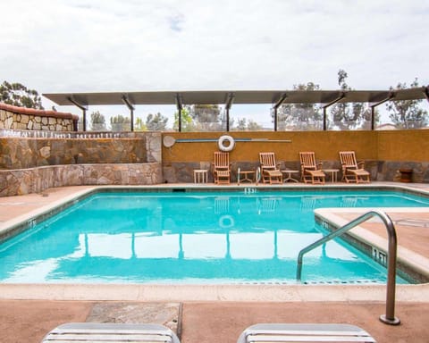 Swimming pool [outdoor]