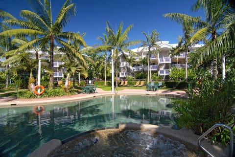 Swimming pool [outdoor]