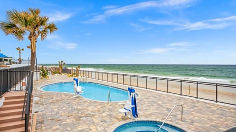 Swimming pool [outdoor]