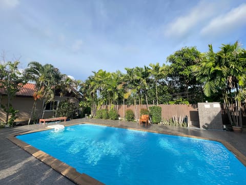 Swimming pool [outdoor]