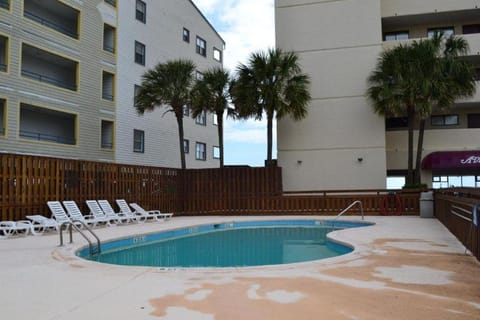 Swimming pool [outdoor]