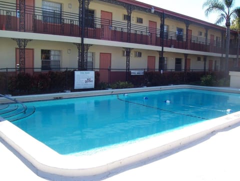 Econo Lodge St. Petersburg Central Hotel in Historic Kenwood