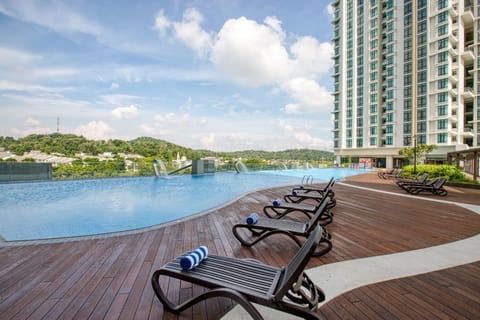 Swimming pool [outdoor]