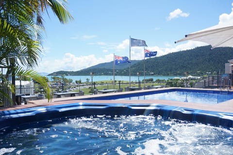 Swimming pool [outdoor]