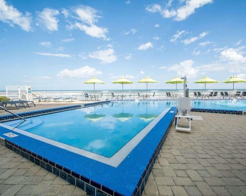 Swimming pool [outdoor]