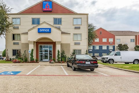 Studio 6 Dallas, TX Hotel in Irving