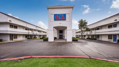 Motel 6 Irving, TX - Irving DFW Airport East Hotel in Irving