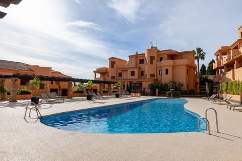 Swimming pool [outdoor]