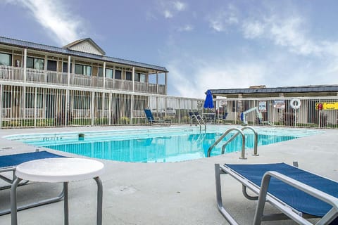 Swimming pool [outdoor]